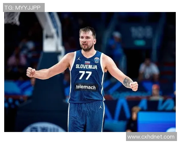 东契奇精准传球助攻芬尼史密斯三分球如雨后春笋般飙进