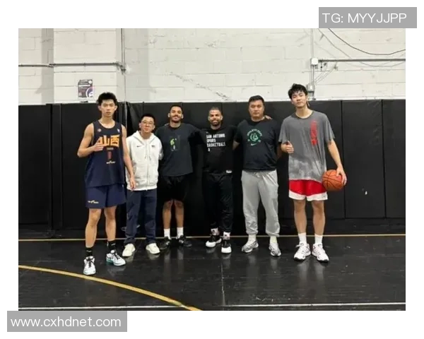 媒体人：刘东身穿山西训练服在训练师的指导下进行投篮训练