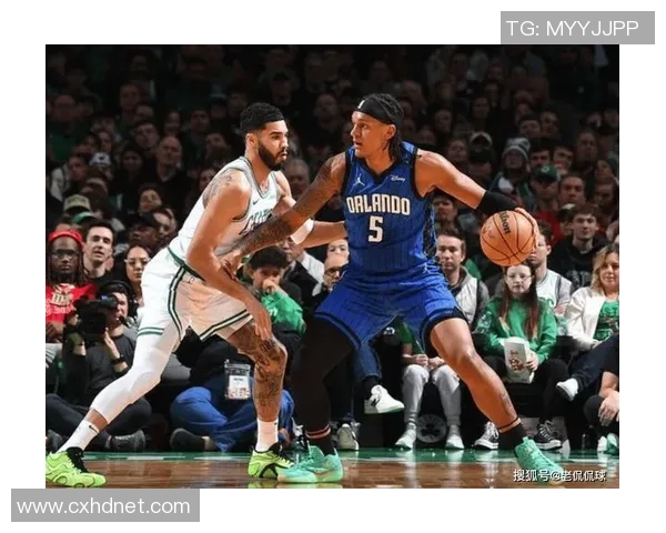 默里传球失误 塔图姆接球起飞双手暴扣